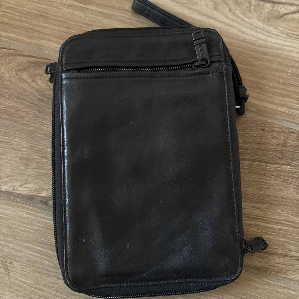 TUMI Black Leather UNISEX Bag Organizer Travel Tote Shoulder Bag LIGHTLY USED